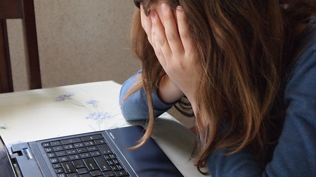 Chica sufriendo ciberbullying