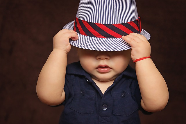 Niño pequeño con sombrero