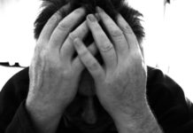 ¿Qué es el Burnout o Síndrome del Cuidador? Hombre con burnout