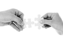 ¿Existe la empatía virtual? manos-sujetando-piezas-puzzles