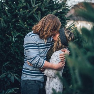 pareja-besándose-jardín