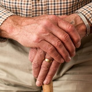 manos ancianas