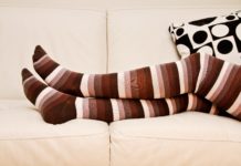 ¿En qué consiste el Síndrome de las Piernas Inquietas? piernas sofá