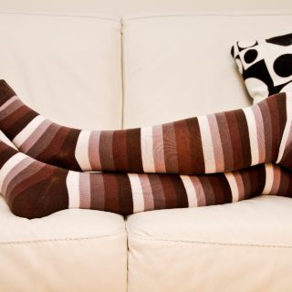 piernas inquietas sofá