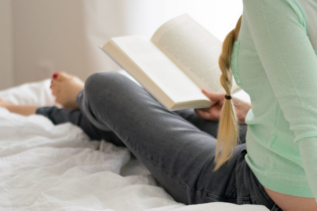 Mujer leyendo en la cama