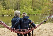 Los aspectos positivos de cuidar Cuidadora y paciente sentadas en una hamaca