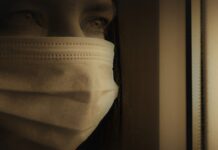 Consecuencias psicológicas de la cuarentena por Covid-19 Mujer aislada