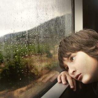hijo esperando a su padre intermitente