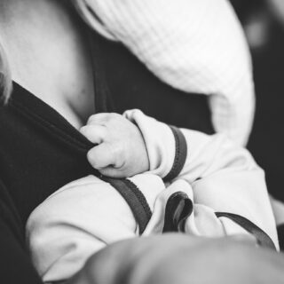 Madre con bebé y posible hipogalactia